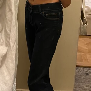 Låga jeans jbrand - Låga jeans från jBrand, super fina men för stora i midjan på mig( liten midja ) är 169cm. Passar många storlekar beroende på hur man vill att dom ska sitta:) många intresserade blir det att buda! Har du lagt ett bud kan man ej gå ur! Startbud 350kr 