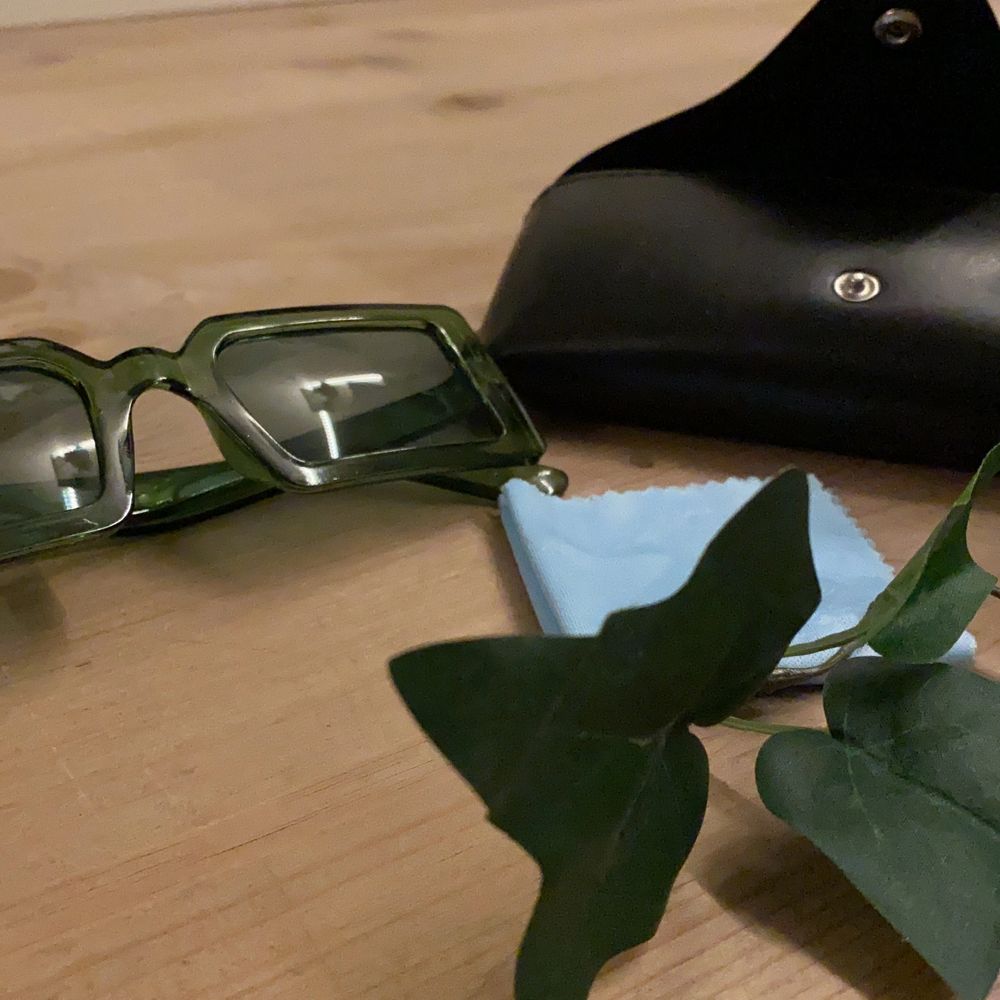 Superfina solglasögon från shein tyvär lite stora för mig men är säker på att dem passar någon annan mycket bättre:). Accessoarer.