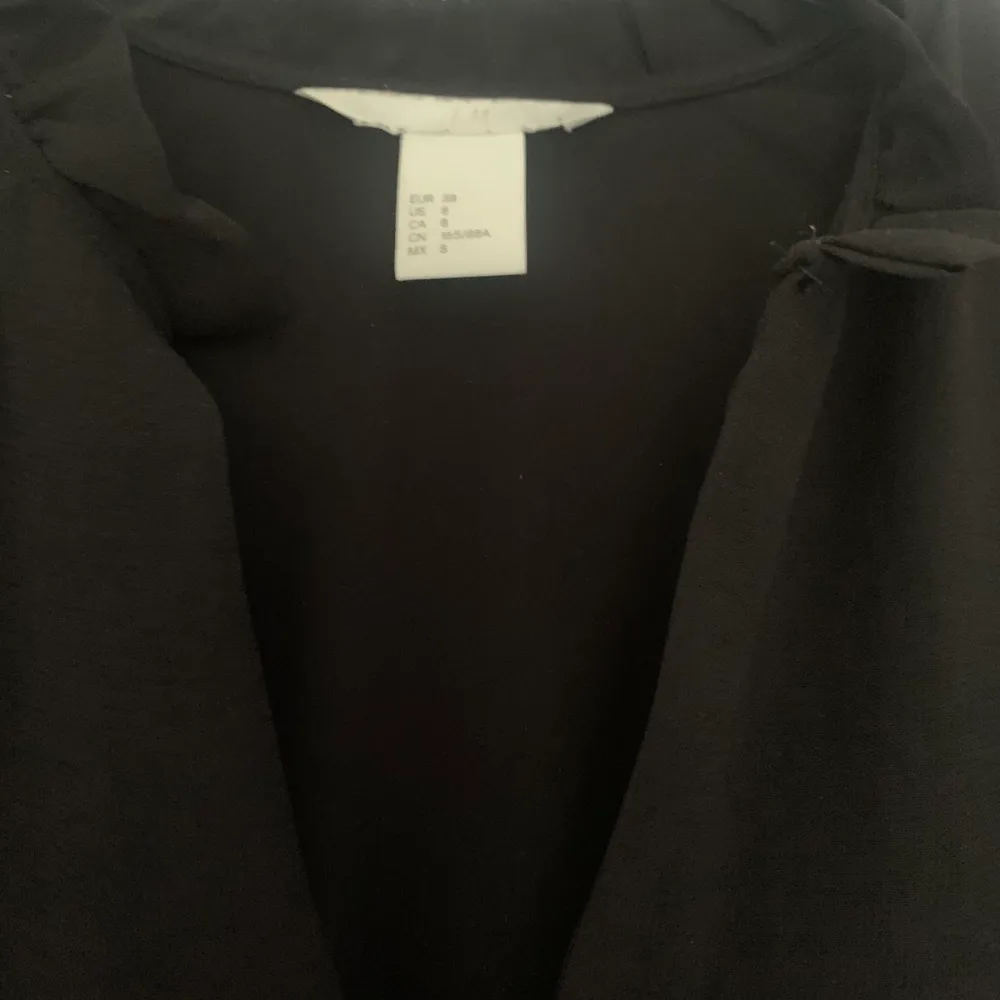 Väldigt fin svart klänning med volangarmar. Har använt denna väldigt mycket men måste tyvärr sälja eftersom den inte passar längre. I bra skick!🤎. Klänningar.