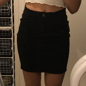 Svart kjol - Svart kjol från Cubus i storlek S. Den heter ”Jane skirt” Aldrig använd av mig utan fick den av någon annan som har använt den. Är i väldigt bra skick, tvättar den såklart innan jag skickar den. Frakt betalas av köparen. Fraktpriset kan variera så skriv om du vill köpa så går jag och väger hos posten 💕