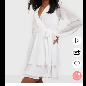 Vit studentklänning - Jättefin oanvänd klänning som passar perfekt till skolavslutning eller student! Hittade en annan klännning att ha så denna är helt Oanvänd och lapparna sitter kvar! Köpt för 500kr men säljer för 250kr+frakt! 