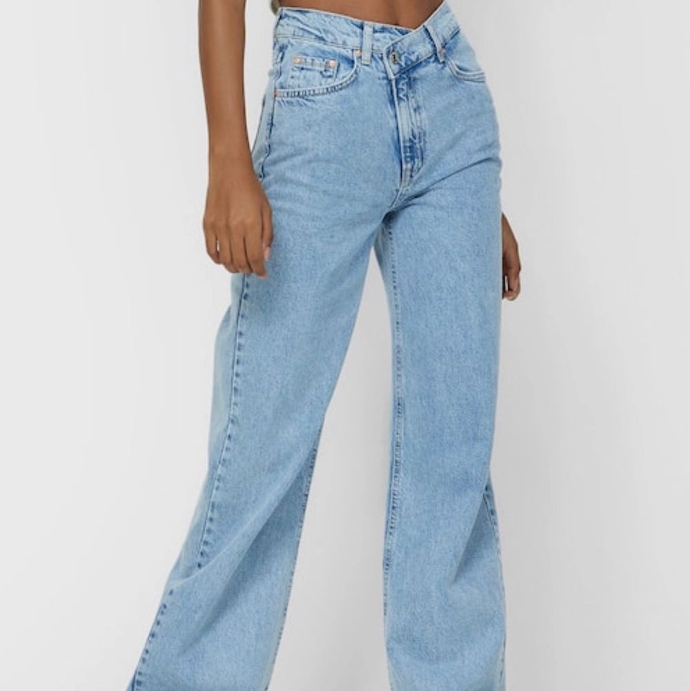 Säljer mina superfina jeans från Stradivarius!! De har inte riktigt kommit till användning då de är för stora för mig :( Skulle ni vila ha mer bilder är det bara att höra av er 😇❤️ De här jeansen är väldigt stora på tiktok och kommer definitivt trenda ännu mer i sommar <3. Jeans & Byxor.