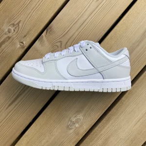 Dunk Low photon Dust - Säljer fyra par helt nya dunk low i färgen photon dust! Storlekarna som finns är 37,5 38 39 och 40! Självklart äkta och kvitto eller orderbekräftelse kan visas för dom😊 