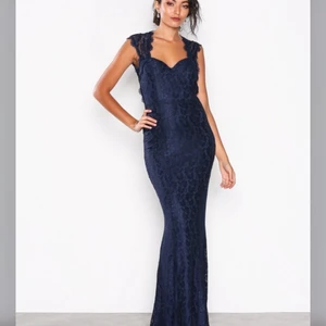 Marinblå lång spets klänning ifrån Nelly  - Väldigt fin och elegant aftonklänning, Använd endast en gång, storlek S! Köpt ifrån Nelly! Ryggen är helt öppen!