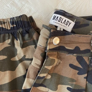 Camouflagebyxa  - Camouflagebyxa från Madlady. Använda en gång, strl S 