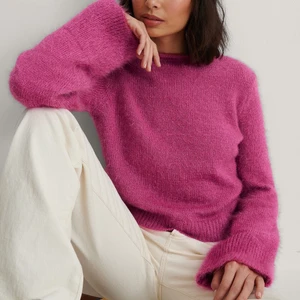 Stickad rosa tröja - Säljer denna stickade tröja med vida ärmar och lite skimmer i tyget💖 superfin men aldrig använd 