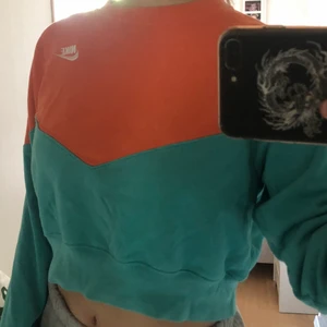nike sweatshirt  - Nike sweartshirt i mycket bra skick, storlek M men sitter bra på mig som är S. 🤍kom privat för fler bilder💕💕