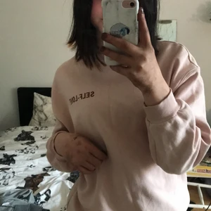 H&m rosa tröja stl S men passar oxå som M  - Jätte fin tröja från h&m, har använt några ggr men det är helt som ny! 
