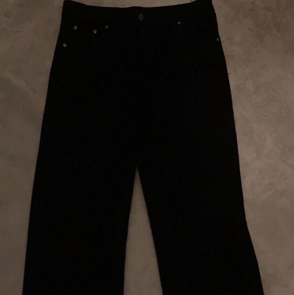 Jätte fina enkla breda svarta högmidjade jeans från bohoo använd nån gång men för lösa i midjan på mig💓💓stl 36 . Jeans & Byxor.