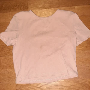 Zara t shirt Sterling S - En beige t shirt från Zara. Som ny använd en gång så inga skador eller fläckar. Färgen är lite mer beige än på bilden skriv om ni vill ha mer bilder på den eller undrar något så kan ni skriva.