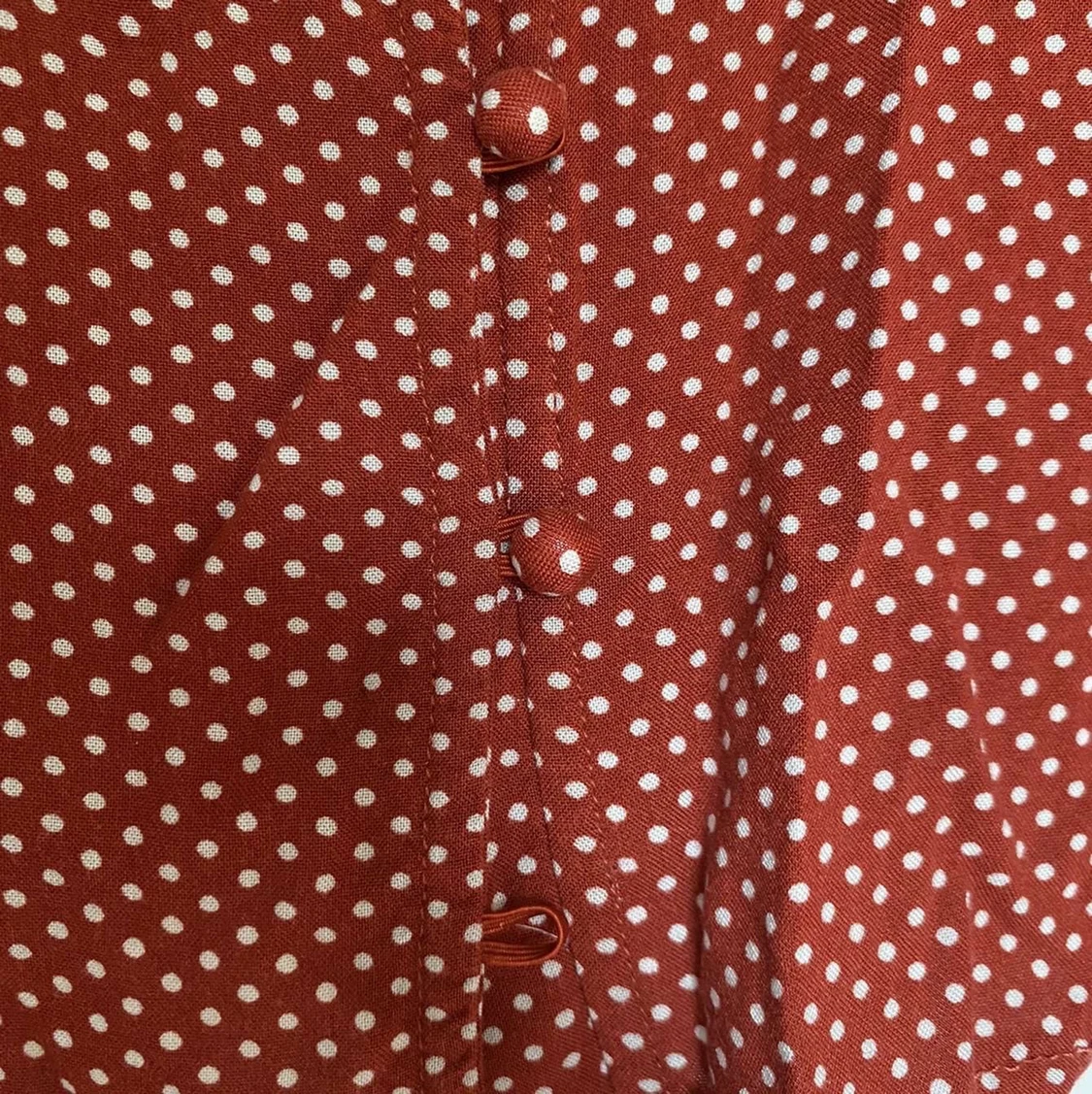 Röt topp med vita prickar från Nelly!  - 90