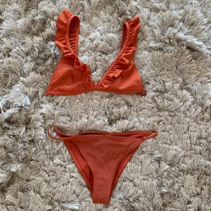 Bikini  - En bikini från na-kd i tegel rött/orange! Båda delarna är i storlek S!