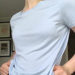 Monki t-shirt - Superfin t-shirt från Monki, säljer pga brist på användning. Storlek xs men passar XS-M beroende på hur man vill att den sitter💕