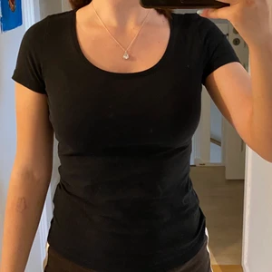 Svart tröja  - Svart T-shirt i storlek M