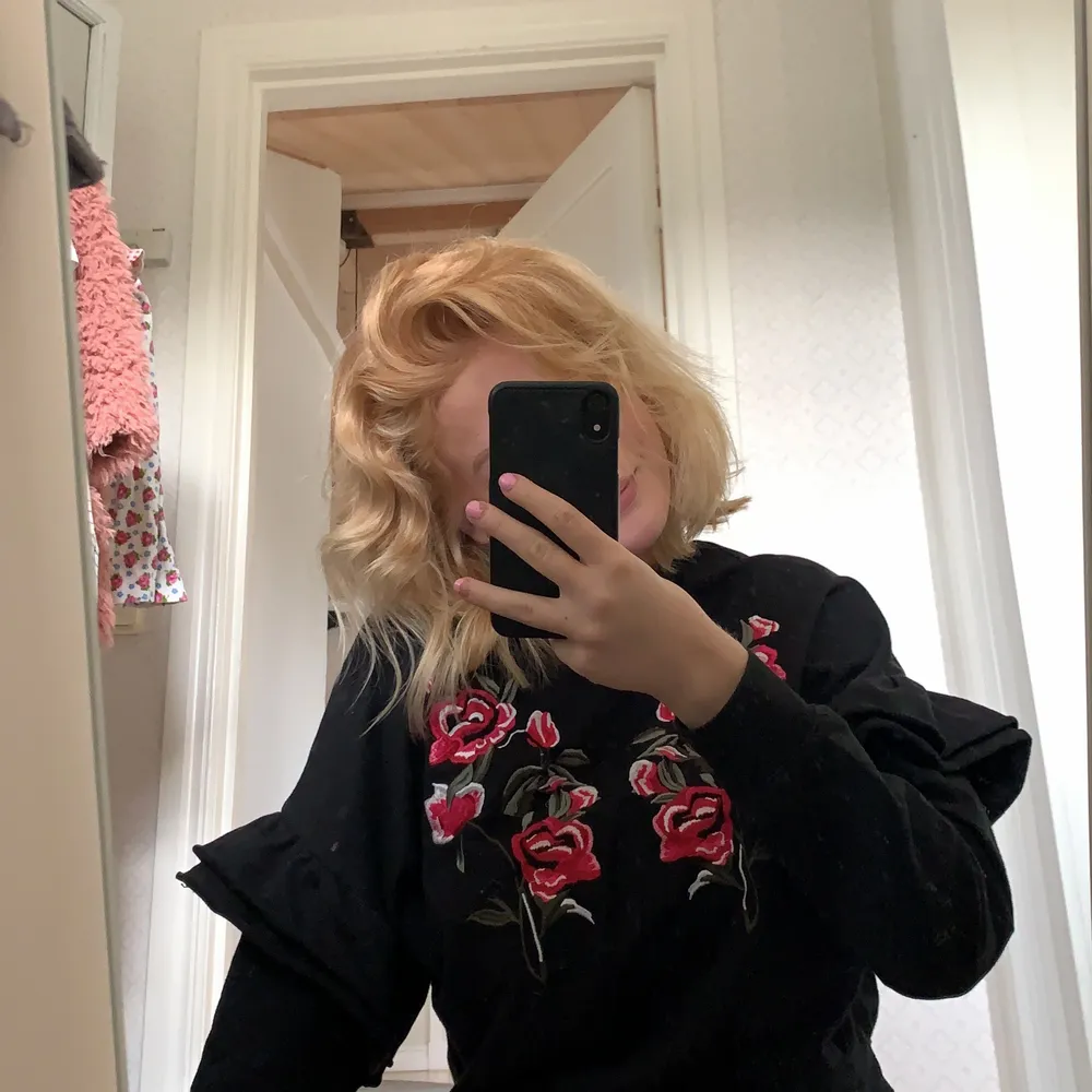 Så söt sweatshirt med volanger och broderade blommor!  Köpt på Zalando men är från Even&Odd.💘 superfint skick. Tröjor & Koftor.