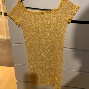 Klänning - Somrig klänning i storlek S. Säljes då den är för liten. Använd en gång.