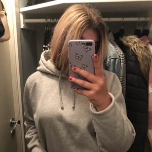 Grå hoodie - Mysig hoodie från bilbok, kan mötas i Eskilstuna eller fraktas (66kr)