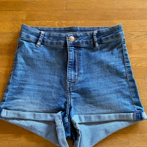 Jeansshorts från H&M  - Jeansshorts från H&Ms divided i storlek 38. Köpare får stå för frakt själv 