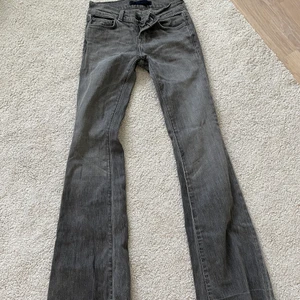 Lågmidjade jeans  - Ett par lågmidjade jeans som är gråa. Passar mig i längden som är 170cm då jag sprättat upp de men man kan sy in det igen om man vill de. Storlek 25 i midjan skulle jag gissa på. Budgivning om fler intresserade:)  TECKEN PÅ ANVÄNDNING FINNS