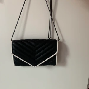 Väska ifrån GinaTricot - Superfin väska som tyvärr inte kommer till användning.