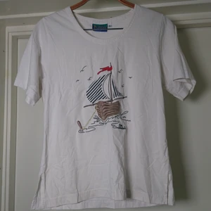 T-shirt  - Vintagetröja med delvis broderat båtmotiv⛵