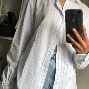 Vitblå skjorta - Rutig, väldigt oversized skjorta som jag köpte secondhand men som tyvärr inte kommit till användning. Kan mötas upp i uppsala annars tillkommer frakt🧚🏽‍♀️