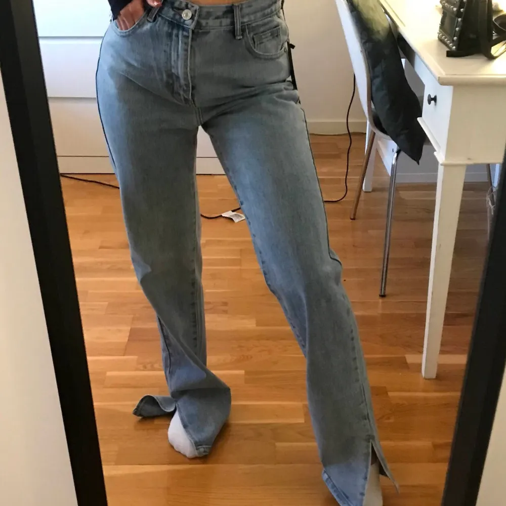 Super fina blåa jeans med slits! Jeansen sitter bra och är jätte sköna! Säljer dock för att dem är långa på mig som är 158💕 Köpta för ca 500kr! Vid många intresserad, buda! 💕. Jeans & Byxor.