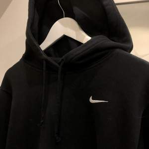 Svart hoodie från Nike. Fint skick. Stl. M 