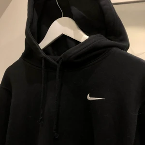 Nike hoodie - Svart hoodie från Nike. Fint skick. Stl. M 