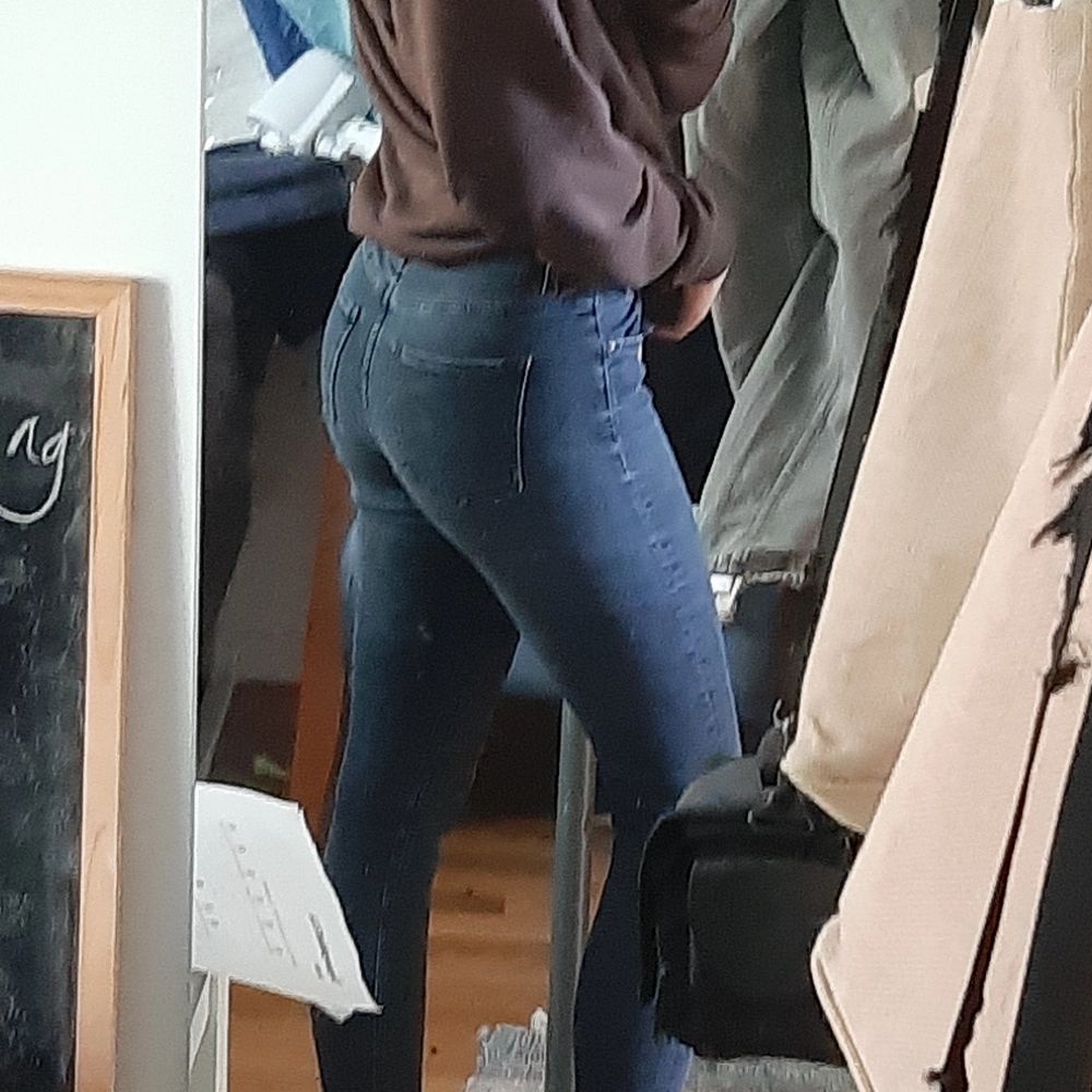 Sjukt sköna jeans från Acne Studios i stretchigt material. Slim fit / Skinny fit som följer benens form. Storlek 25/32. I väldigt bra skick förutom ett litet hål vid sidan som knappt är märkbart. (Skriv privat för bild.) Säljer då de inte riktigt är min stil och de kommer aldrig till användning. ‼ Köparen står för frakt och pris kan diskuteras ‼ - Är även öppen till byten. . Jeans & Byxor.