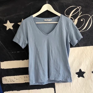 Blå t-shirt - Ljusblå T-shirt från NA-KD, använd 1-2 gånger, som ny! Köparen står för frakt📦