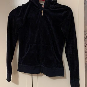 Juicy jacka 12 år - Det här är en jättefin mörkblå juicy couture jacka i jättebra skicka, den kostar 300 men med matchande fina byxor kan man köpa för 500 hela setet!