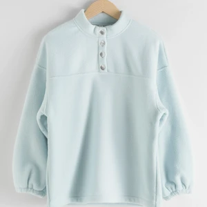 &otherstories sweatshirt - Ljusblå oversized fleece från & Other Stories. Nypris 700kr och den är sparsamt använd. Frakten är spårbar och kostar 66kr. Ställ gärna frågor i chatten :)