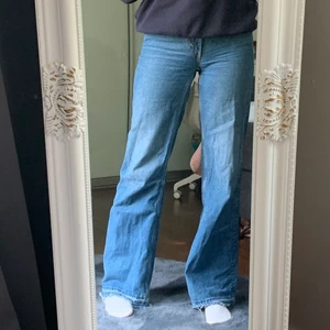 Jeans - Jeans från monki som inte kommer till användning. Jag har sprättat upp sömmarna längst ner (se bild 3). Jag är ca 172☺️
