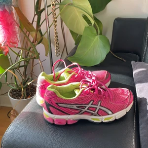 Asics springskor strlk 39,5 - Säljer mina sköna favoriter då de är för små :-( sparsamt använa gympadojor från asics i storlek 39,5. Skulle säga att de är små i storleken :-)