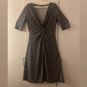 Klänning - Jätte gullig klänning köpt utomlands! Den har ingen storlek men har för mig att den är en 36/38 (ganska elastisk också) 