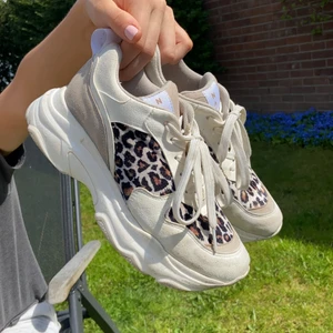 Sneakers från NA-KD - Storlek 38💓 Säljer dessa pga att jag inte fått någon användning av dom längre! Hör av dig om mer info.