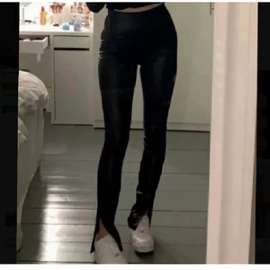 Skinnbyxor - Byxor i skinnimitation från SBetro. Storlek large men sitter mer som en medium. Fick hem dem och de passade tyvärr inte. Prislappen sitter på. Skriv vid frågor. De har en snygg slit vid foten.