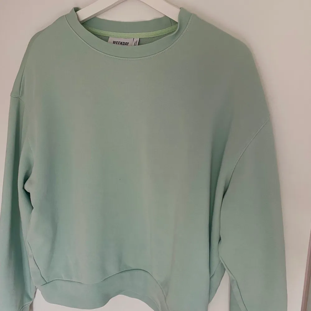 En oversized mintgrön tröja från weekday, knappt använd. Köpt för 250 kr, säljs för 100 kr. Tröjor & Koftor.