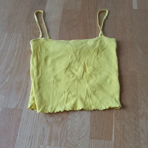 Hm linne  - Ett gult hm linne i hyfsat bra skick stl s/xs kostar 30 kr +14kr frakt.