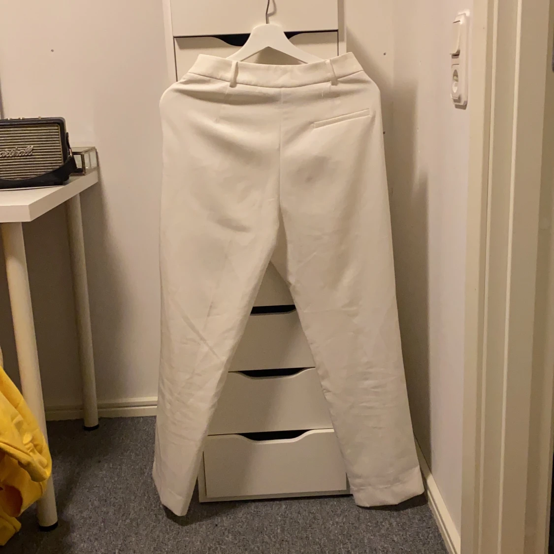 Vita kostymbyxor