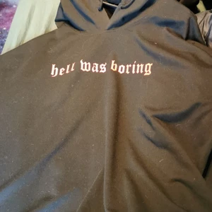 Shein hoodie black - Här har vi en knappt använd hoodie ifrån shein, skulle tippa på storlek 4xl men tippar på 1/2xl.  Hoodien är svart med ett rött tryckt där det står "Hell was boring"  osäker på frakt men det går att kolla upp. 