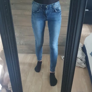 Jeans  - Jeans från gina modell kristen🖤 en hållaren för skärpet är sönder men inget som stör helheten🖤 storlek 28/30