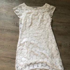 Vit jätte fin klänning! - Säljer min fina vita klänning då den har blivigt lite för liten för mig. Den är i jätte fint skick. Och blir så fin till sommaren i alla tillfällen med rätt acecoarer.