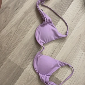 Bikini  - En jättefin lila bikini från shein i storlek M, men passar inte mig med C cupa. Aldrig använd då den är för liten för mig. 50kr + frakt. 