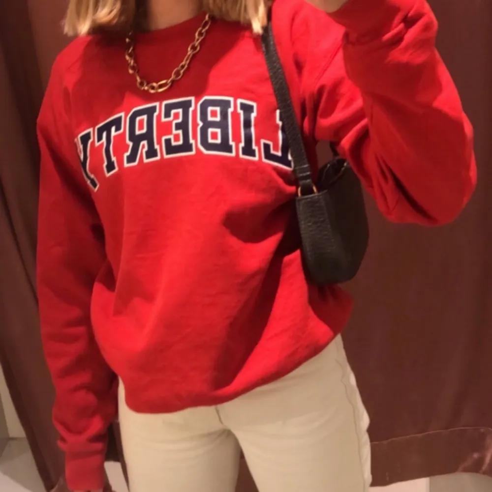 Jättefin röd champion hoodie som jag köpte på vintage❤️BUD: 130kr. Tröjor & Koftor.