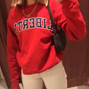 Jättefin röd champion hoodie som jag köpte på vintage❤️BUD: 130kr