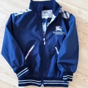 Burberry - Jacka av märket Burberry i storlek 104/110  passar till 4-5år. Aldrig använd så är I nyskick 