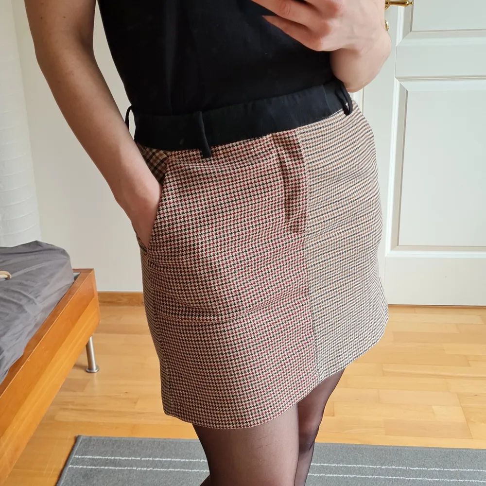 Patchwork mini skirt with pockets from Zara. With practical pockets, zipper and button fastening in front. Waist 37 cm. Total length 41 cm.. Kjolar.