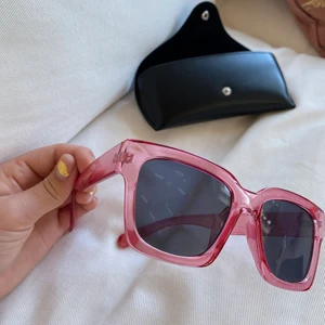 rosa coola brillor  - as coola solbrillor☀️☀️☀️ fodral ingår! 100kr!